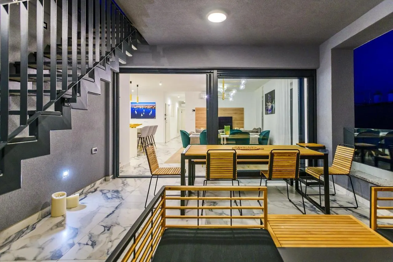 Luxury Penthouse Marina - Sukosan 아파트